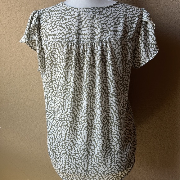 Loft Outlet green and white tulip sleeve top, size small petite - Picture 4 of 7